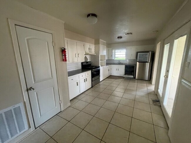 Building Photo - Updated La Vega ISD Home