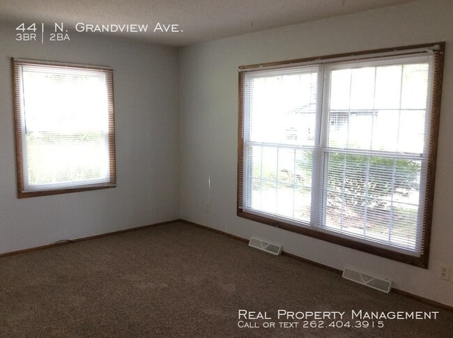 Building Photo - 3 Bedroom 1.5 Bathroom Updated Side by Side!