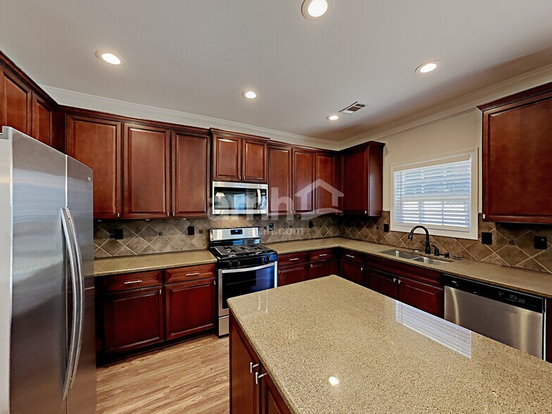 Building Photo - 446 Crestmont Ln