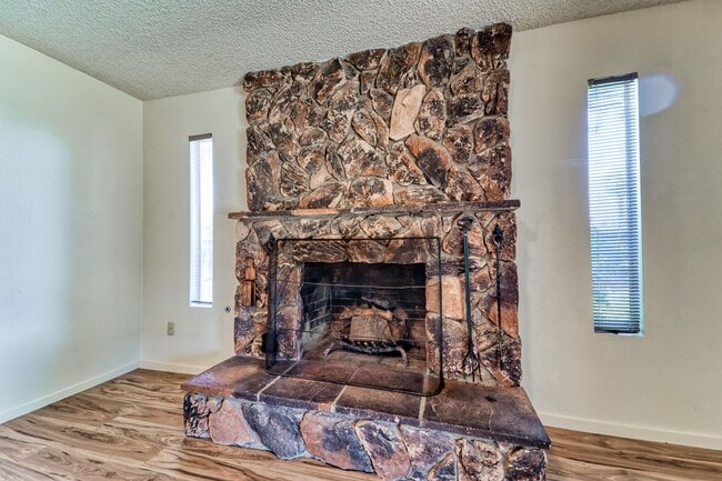 Building Photo - 4 bedroom 2 1/2 bath house in Yuba City