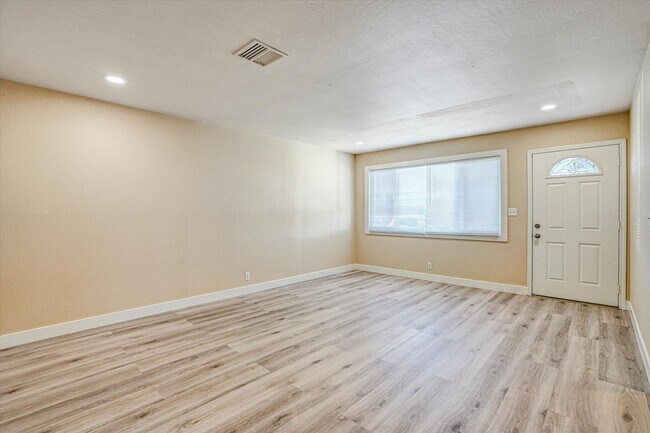 Building Photo - Beautifully Renovated 4 Bedroom Home with 3 Full Bathrooms!