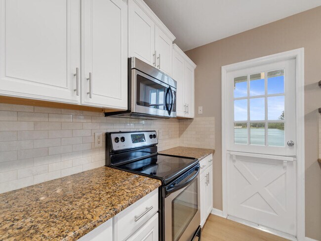 Building Photo - 3206 S Lakeview Cir