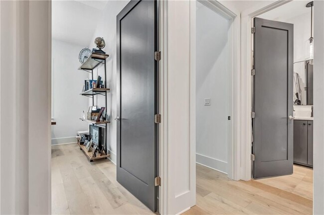 Building Photo - 580 Heatherden Ave