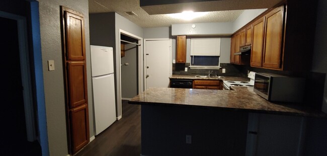 Building Photo - 2BR Arlington Duplex