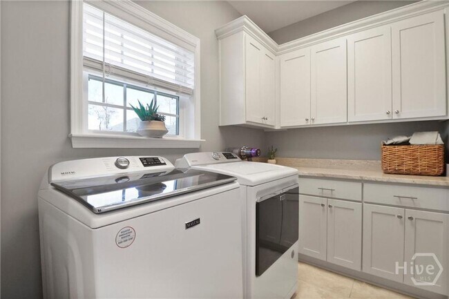 Building Photo - Perfect blend of luxury and comfort