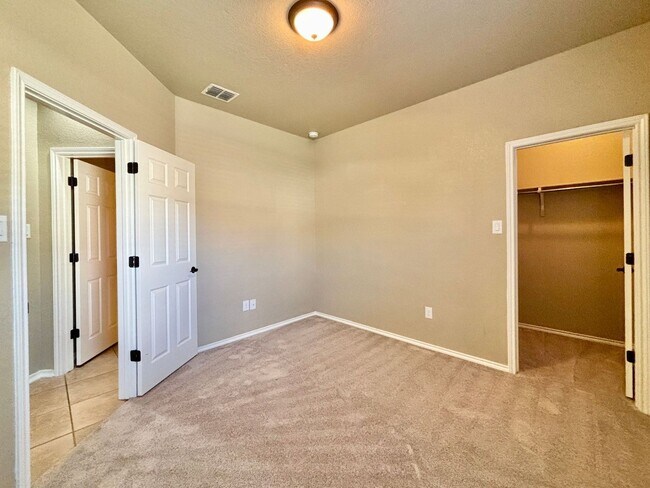 Building Photo - A beautifully maintained 3-bedroom, 2-bath oasis nestled right off 1604 and FM 1976 in Converse!