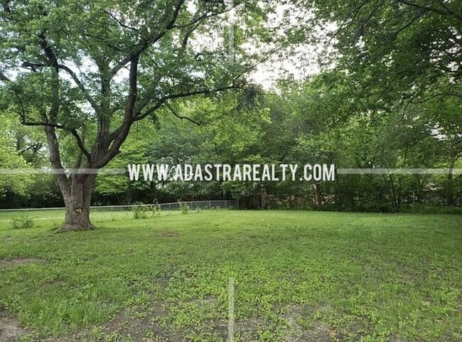 Building Photo - Spacious Duplex in the Heart of Olathe-Ava...