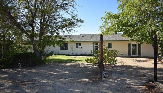 Building Photo - 3Bed, 2Bath **ON 2.5 ACRES!** Internet Paid.