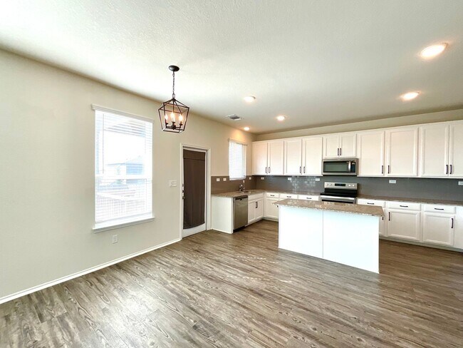 Building Photo - **APPLICATION RECEIVED** AVAILABLE NOW- Energy-Efficient 4/3 Home with Solar Panels & Pool Access!