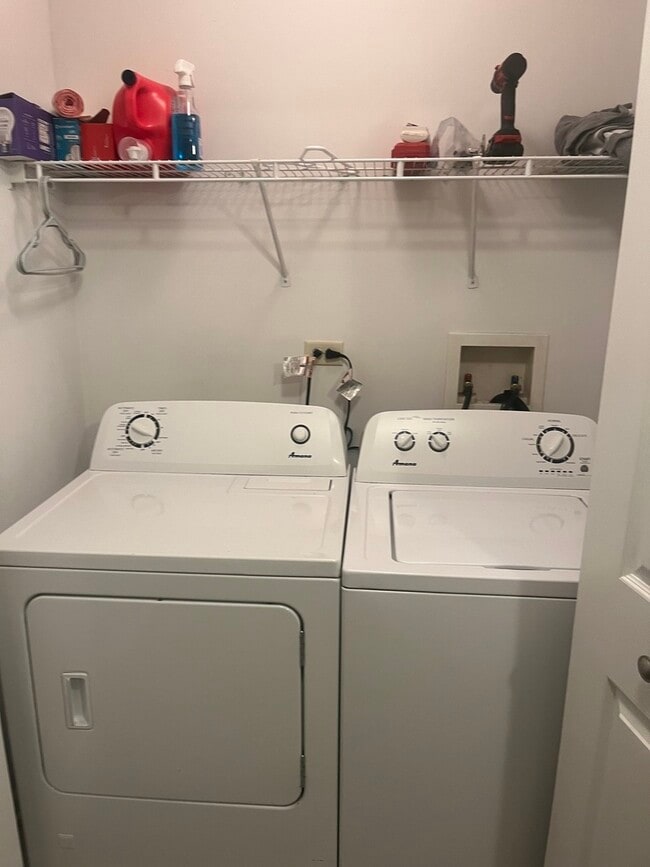 Building Photo - 1219 N Village Dr