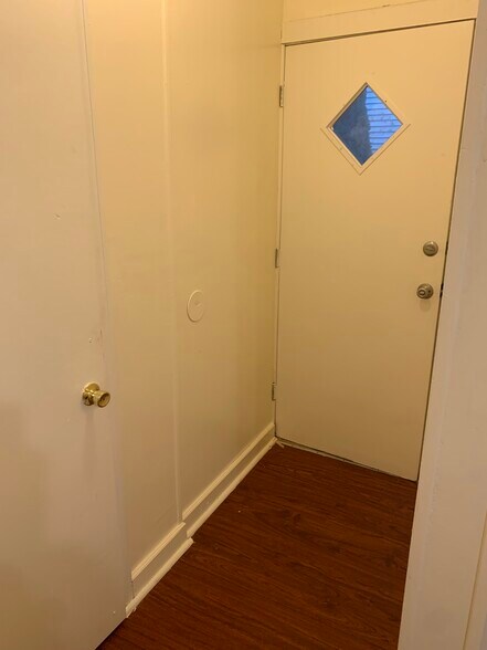 Building Photo - 252 Putnam Ave