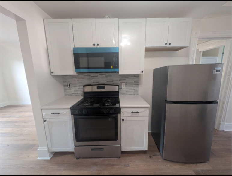 Kitchen Stove - 56 Madison Ave