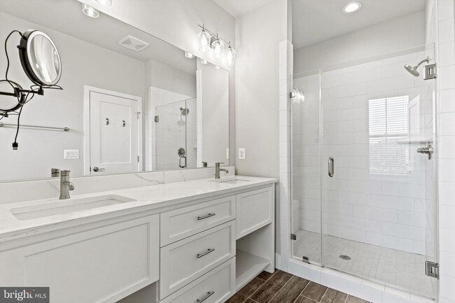 Building Photo - This beautiful modern 3 bed 4 1/2 bath tow...