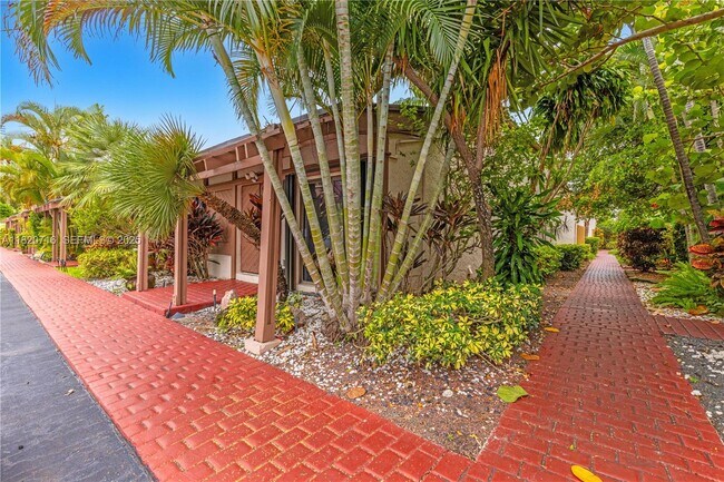 Building Photo - 2627 Parkview Dr S