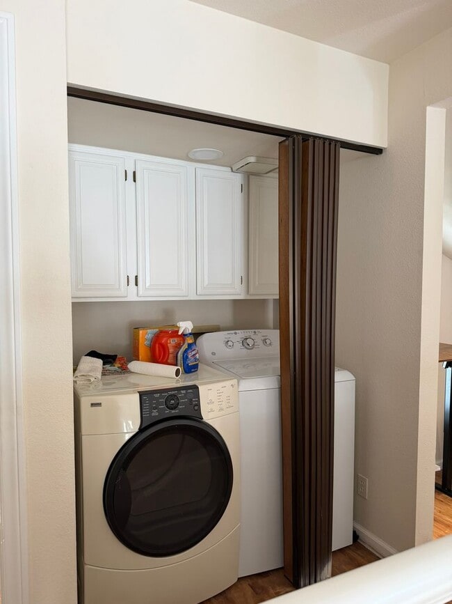 Building Photo - Beautiful 3 bed 3 bath townhome ready for move in!