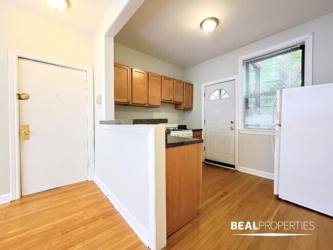 Building Photo - 0 bedroom in CHICAGO IL 60657