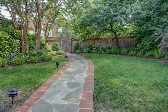 Building Photo - 302 Rucker Pl