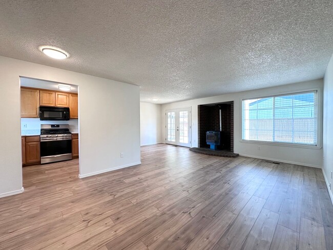 Building Photo - Newly Renovated Single-Family Home in Gresham! 3 Bed/1 Bath w/ Double Car Garage!