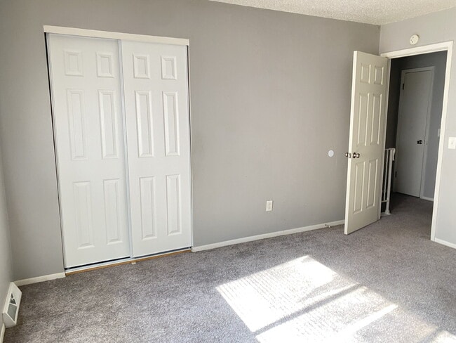 Building Photo - "Charming 2-Bed Townhome (multiplex buildi...