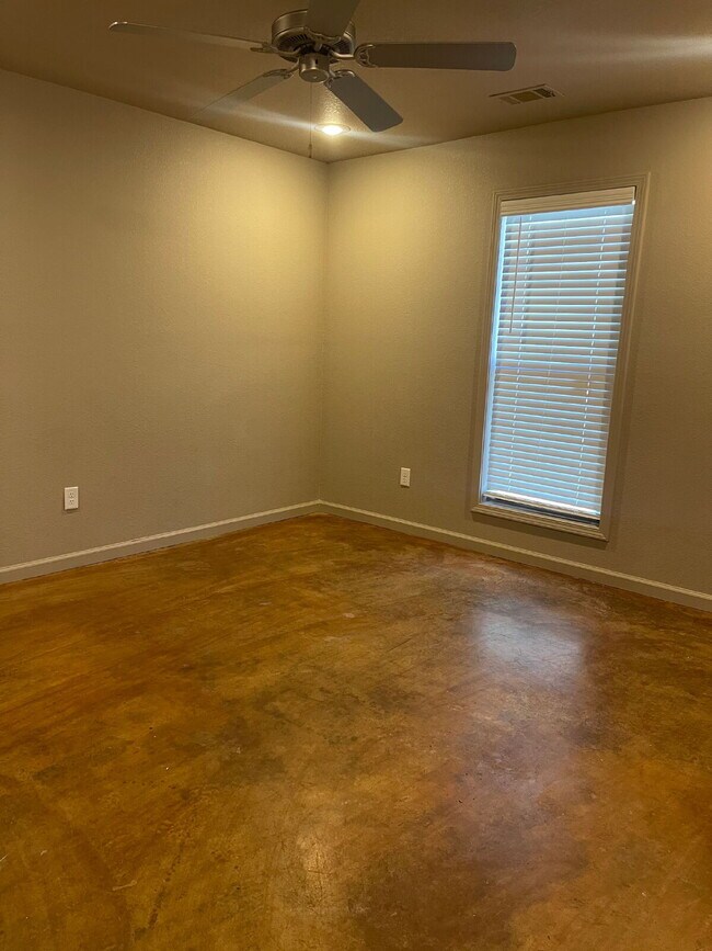 Building Photo - "Charming 3-Bedroom Haven with 2.5 Baths i...