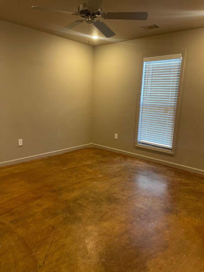Building Photo - "Charming 3-Bedroom Haven with 2.5 Baths in the Heart of Jonesboro – 1,000 Sq Ft of Comfort at 51...