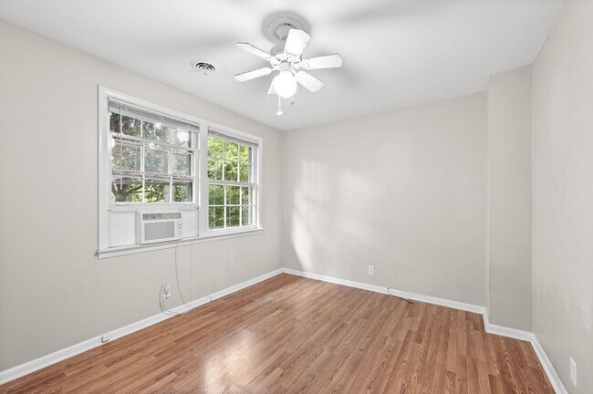 Building Photo - Awesome 2BE/1.5BA duplex in fantastic location in Nashville!