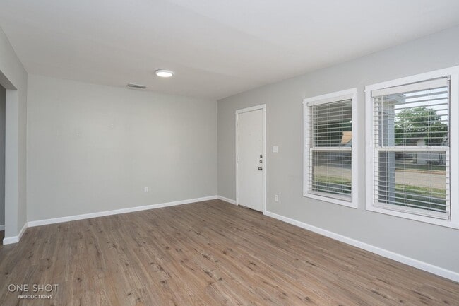Building Photo - 2744 Russell Ave