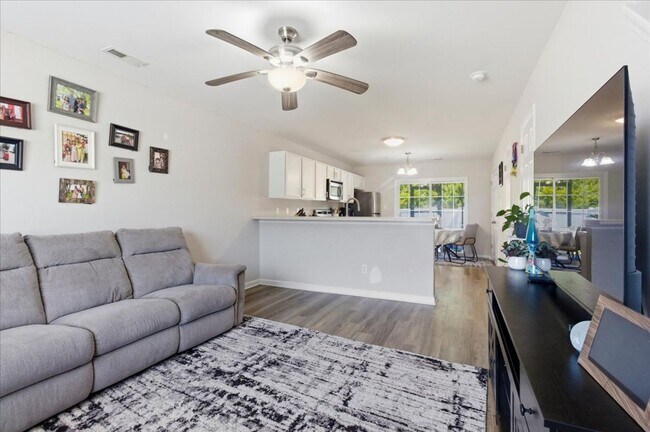 Building Photo - 2 Bed 2.5 Bath Townhome
