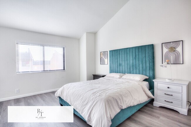 Building Photo - Fully Remodeled | Spacious & Bright Townhome