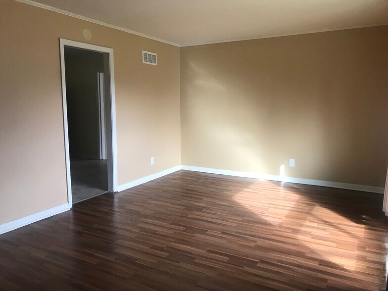 Living Room - 2708 Lasalle St
