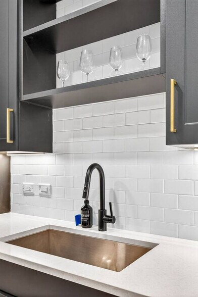 Building Photo - 1001 N Himes Ave