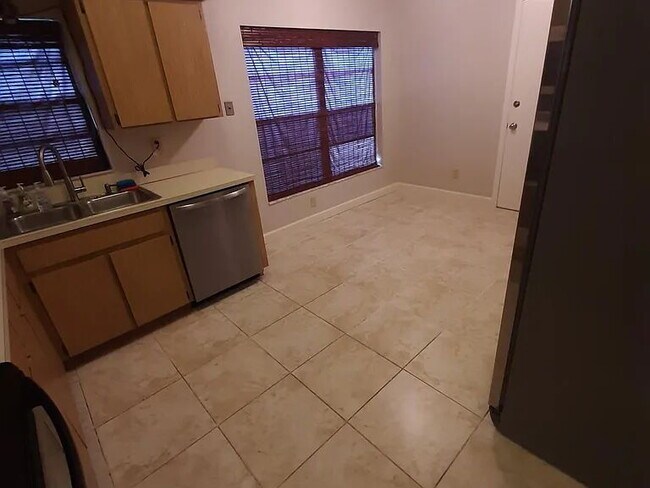 Building Photo - 3/2/2 Brandon House with a split floor plan.