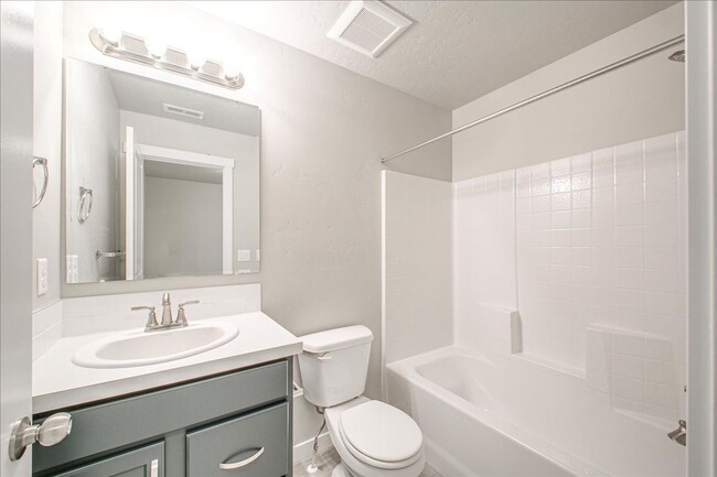 Building Photo - 2 Story Nampa Home!