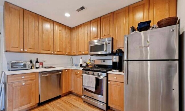 Building Photo - 2544 N Burling St