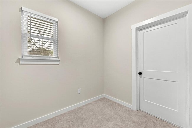 Building Photo - 1433 S Duncan Ave