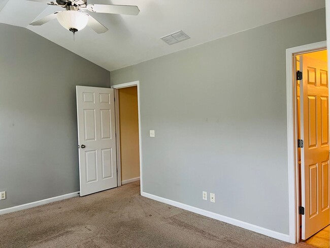 Building Photo - HOA community, swim/tennis, 2 bed, 2bath, ...