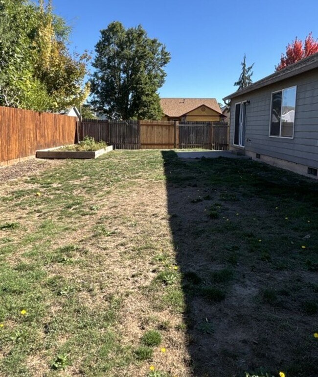 Building Photo - 3Bd/2Ba Single Story Home - Available to V...