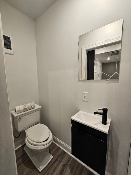 Building Photo - 6131 W Columbia Ave