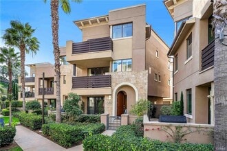 Building Photo - 5828 S Sparrow Ct