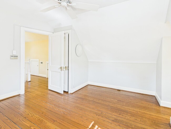 Building Photo - 307 Lexington Rd