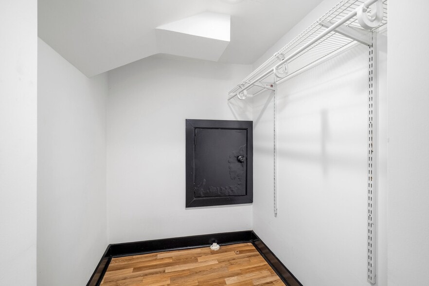 Bedroom 3 walk in closet - 380 New Jersey Ave NW