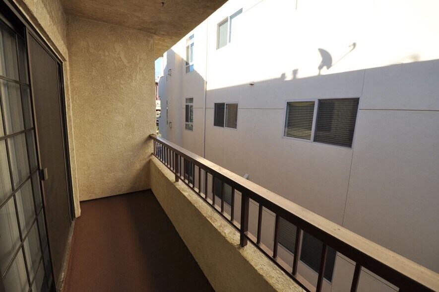 Building Photo - 11594 Moorpark St