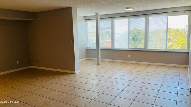 Building Photo - 732 N Halifax Ave