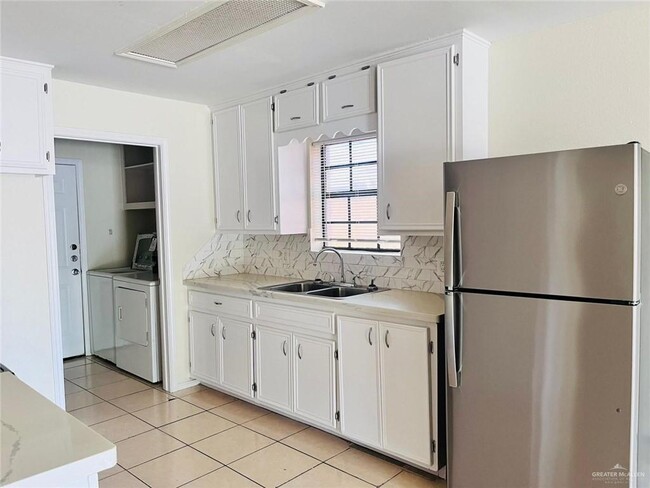 Building Photo - 16 Tulip Ave