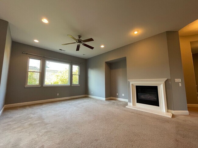 Building Photo - Beautiful 4-Bedroom Home in Prime Rosevill...