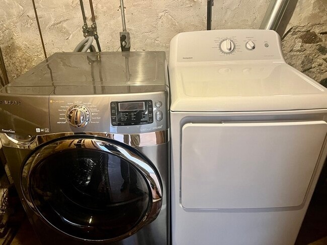 Building Photo - 616 Adams St