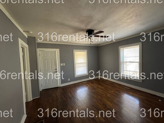 Building Photo - $950 -3 bed 1 bath - Single Family Home