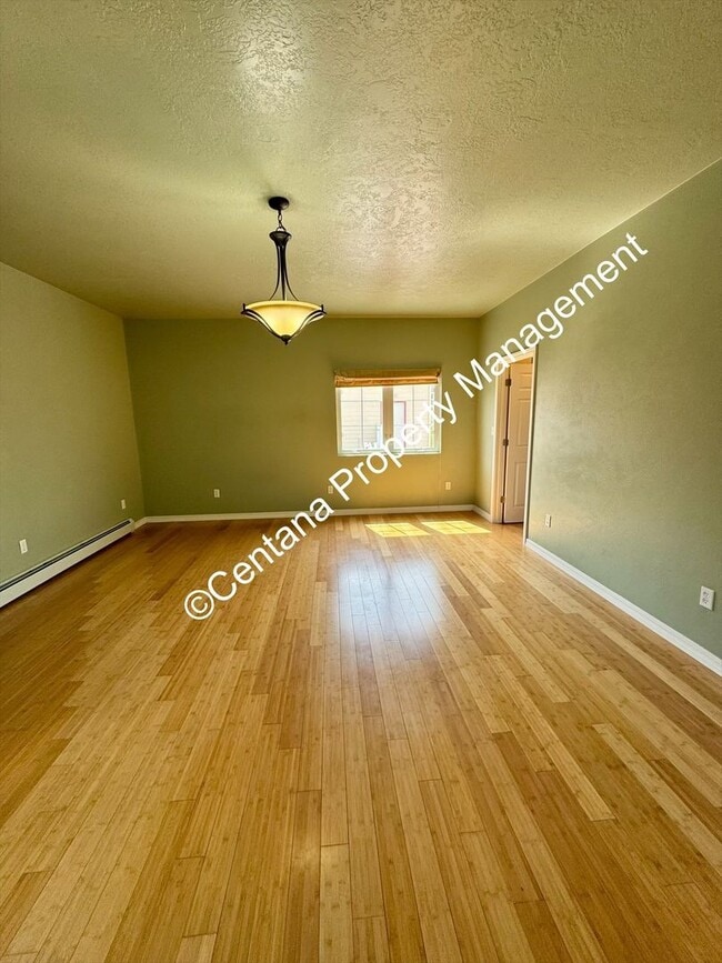 Building Photo - Beautiful home on the outskirts of town!