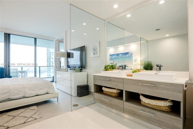 Building Photo - 650 NE 32nd St