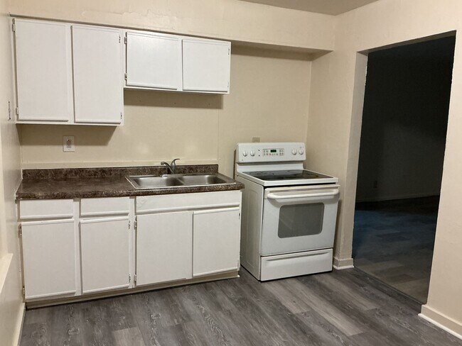 Primary Photo - 4334-36 W Villard Ave